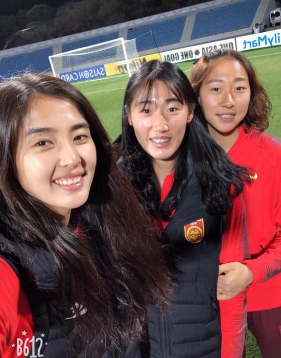 中國女足國門合影，左一為趙麗娜。